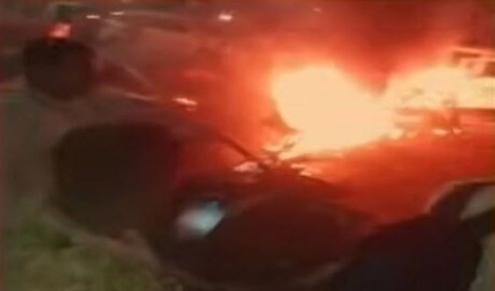 car blast near red fort